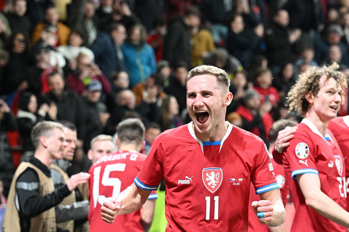 Jan Kuchta cieszący się z gola w meczu z Polską