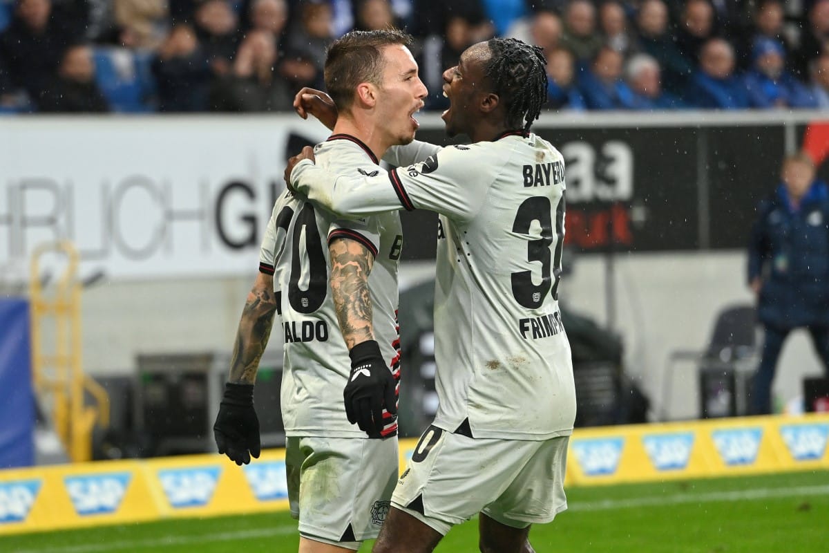 Alejandro Grimaldo oraz Jeremie Frimpong