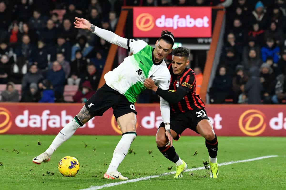 Darwin Nunez (z lewej)