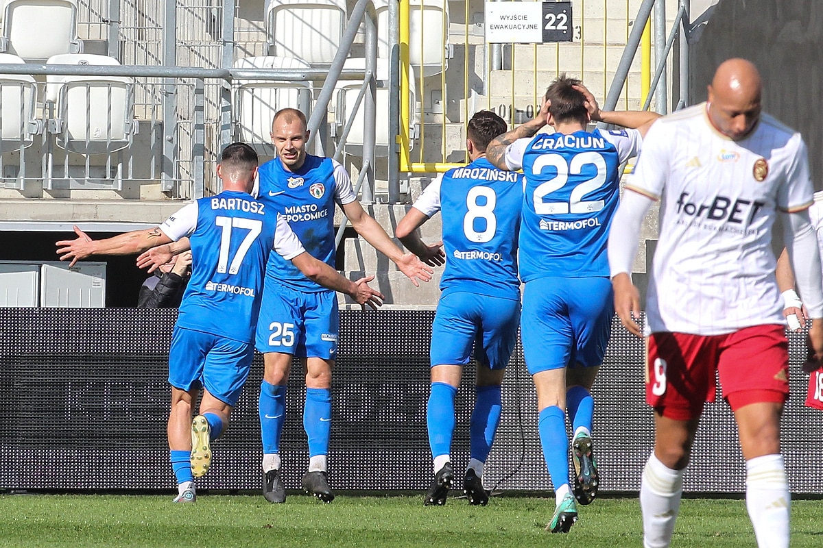 Kamil Zapolnik (drugi od lewej) po zdobyciu bramki z ŁKS-em