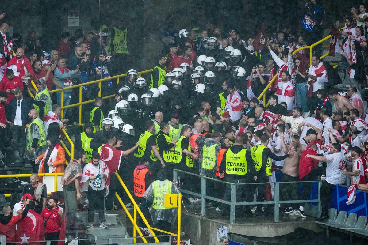 Kibice Turcji oraz Gruzji