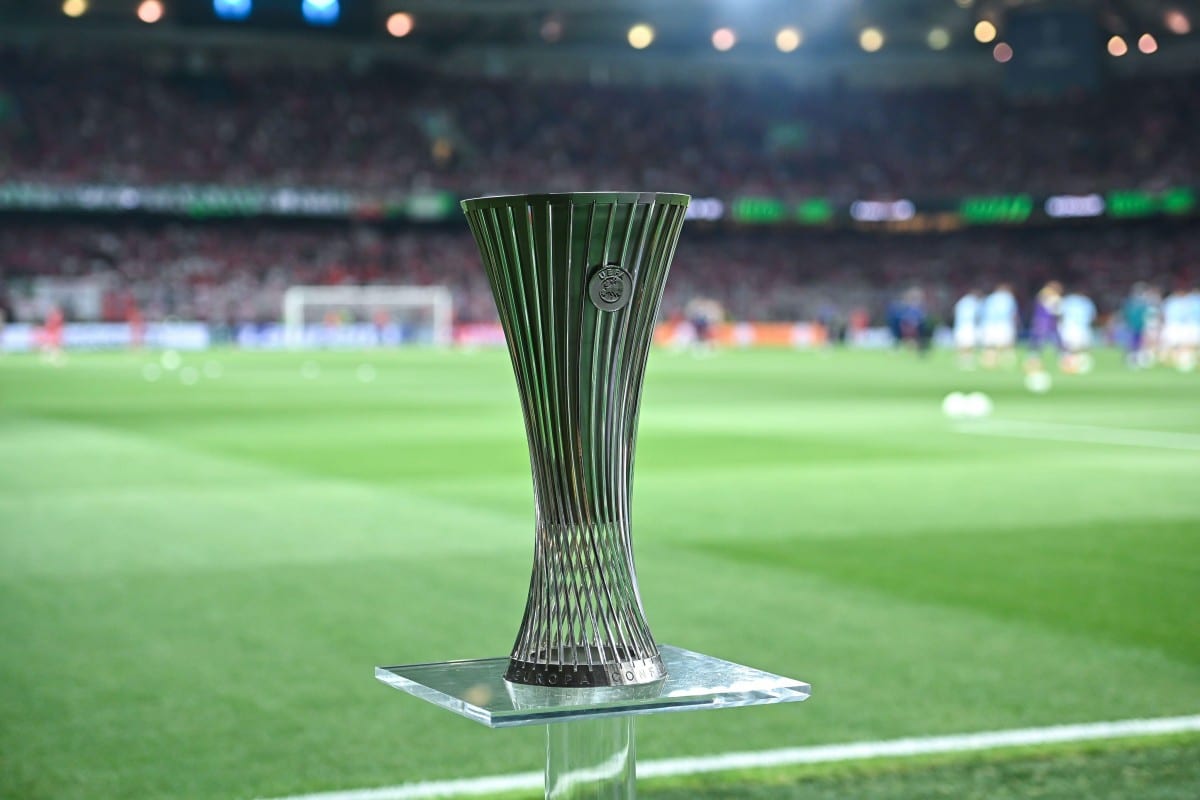 Liga Konferencji trofeum