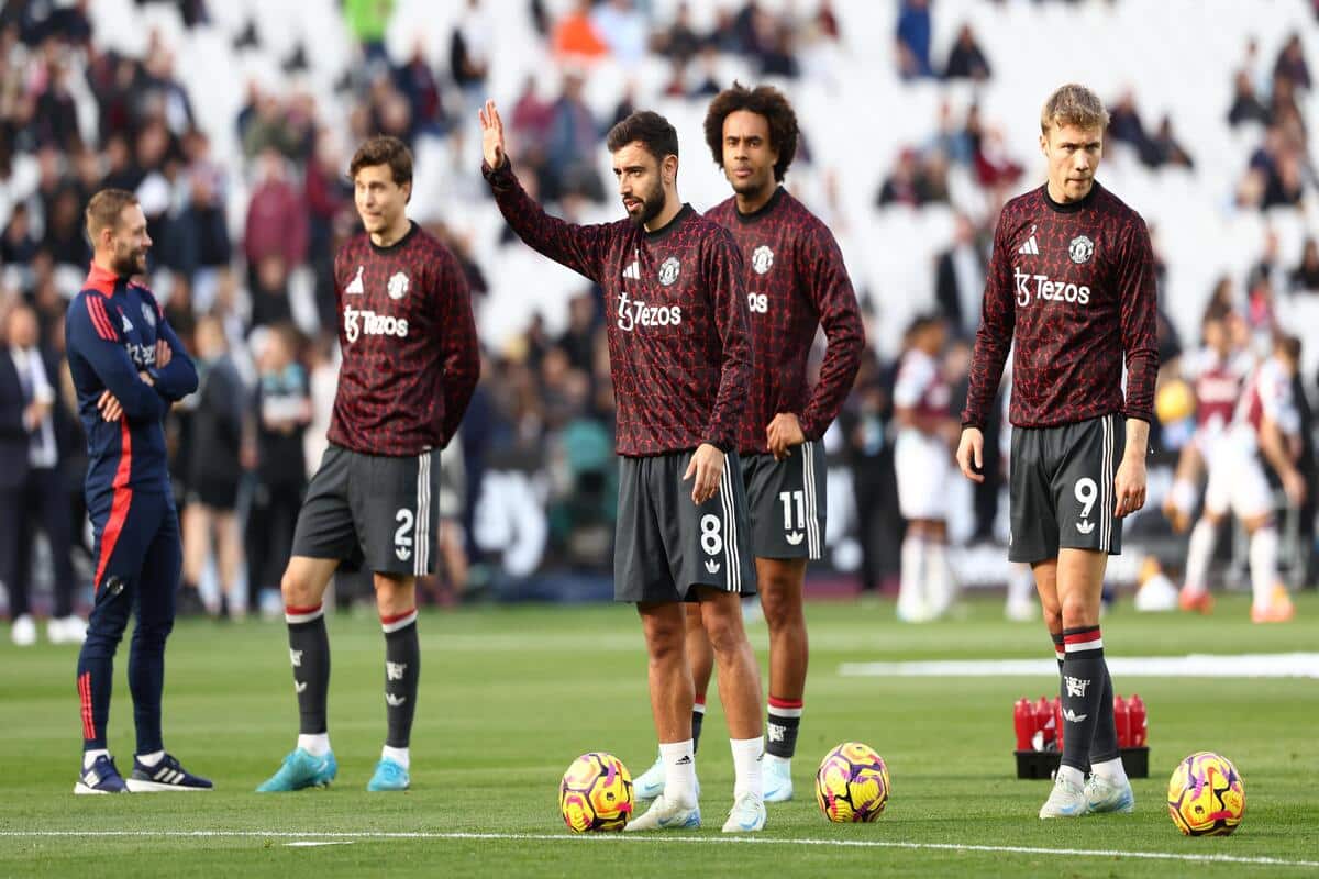 Joshua Zirkzee (w środku)