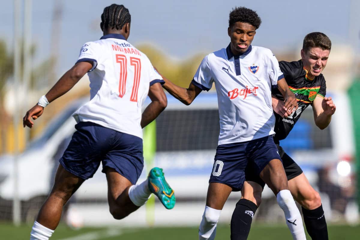 Osman Addo (w środku)