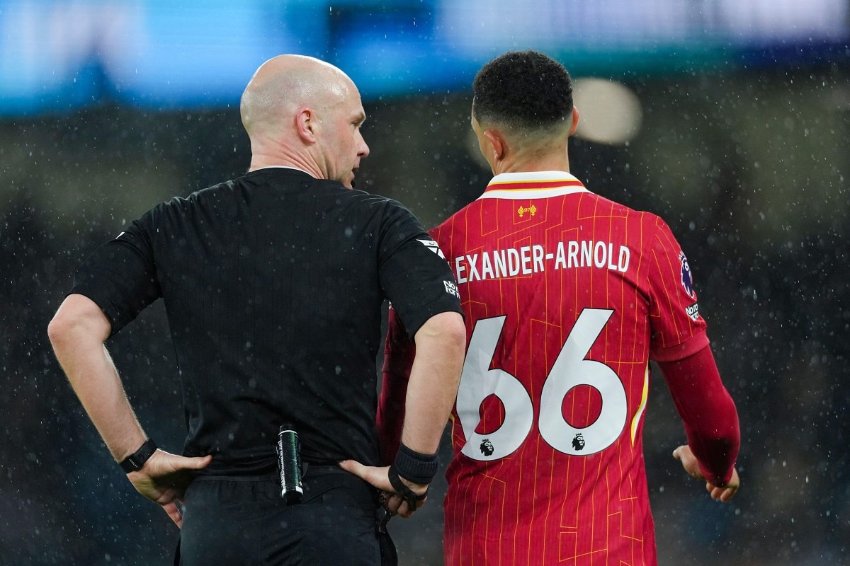 Anthony Taylor i Trent Alexander-Arnold