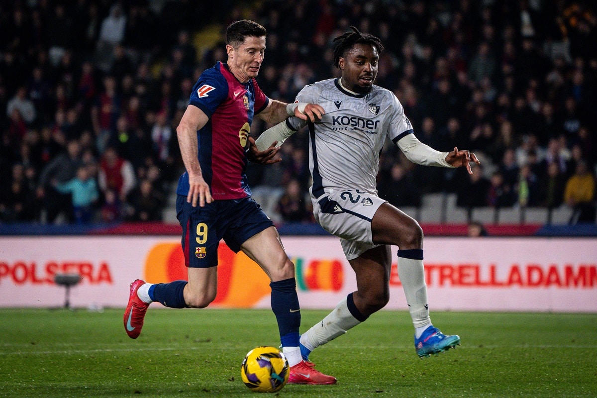 Robert Lewandowski (Barcelona) i Enzo Boyomo (CA Osasuna)