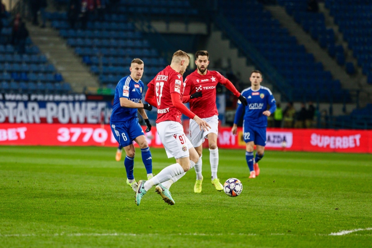 Piłkarze Miedzi Legnica i Wisły Kraków