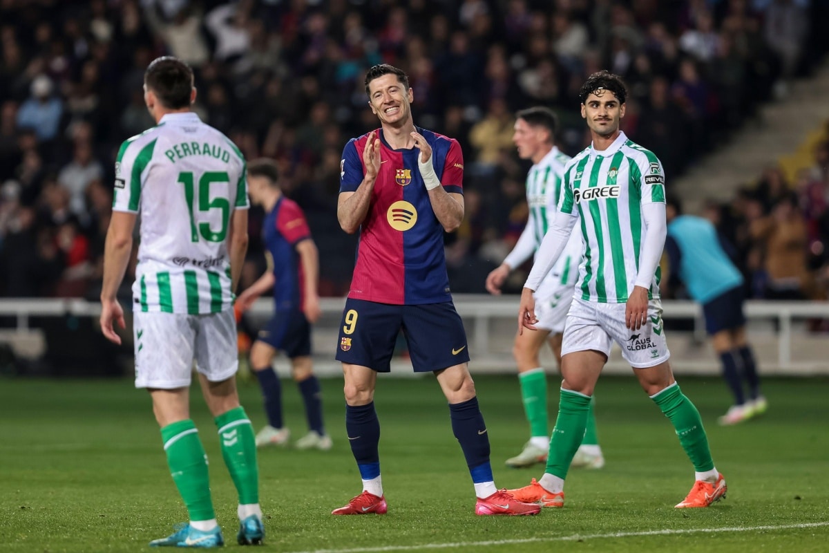 Robert Lewandowski i piłkarze Betisu