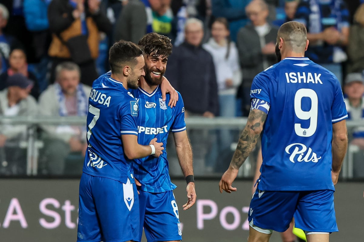 Ali Gholizadeh (w środku)