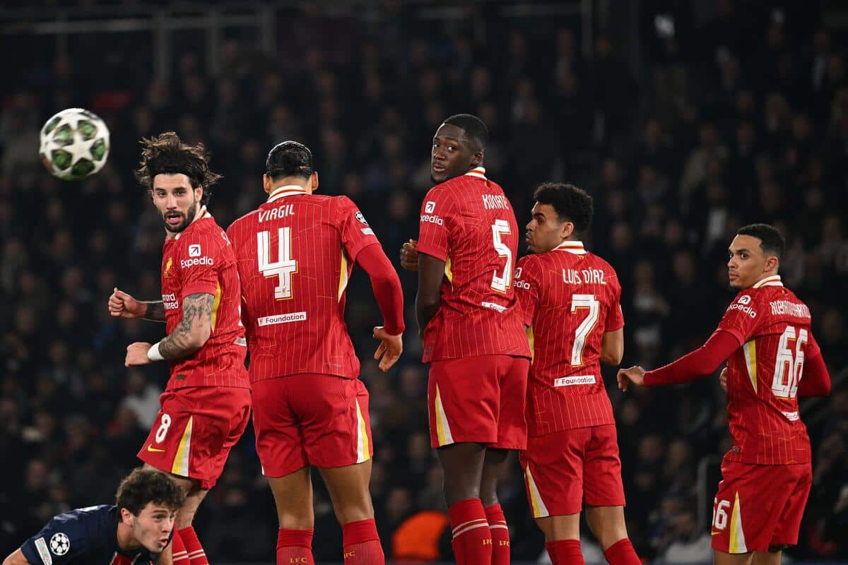 Ibrahima Konate (w środku)