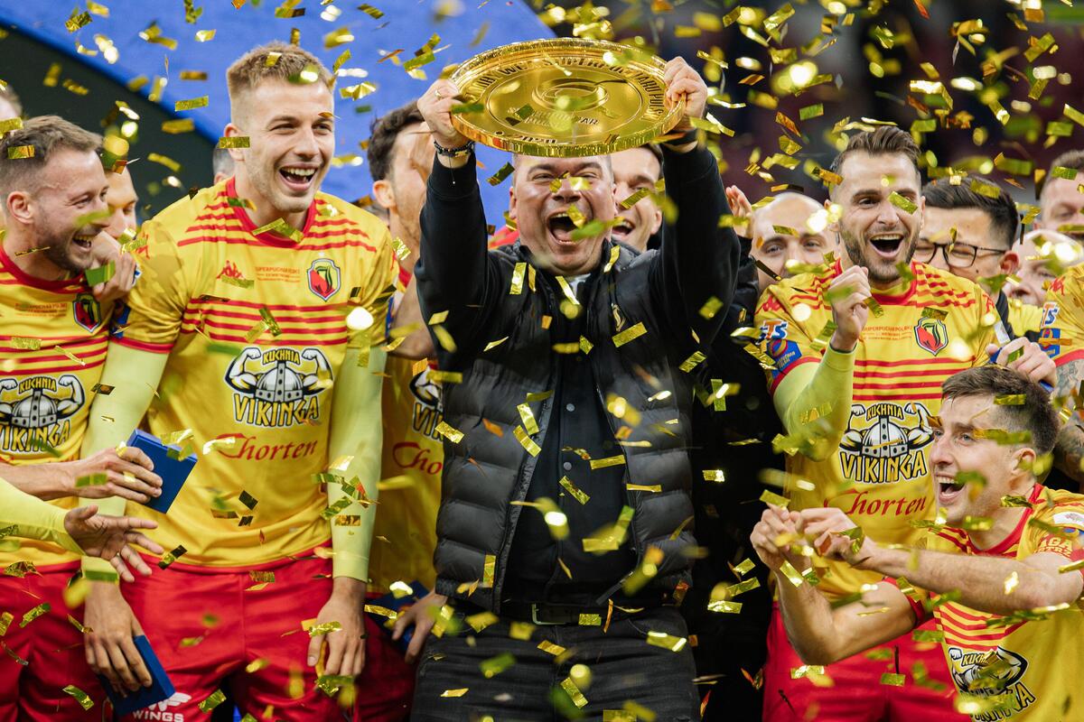 Adrian Siemieniec (w środku)