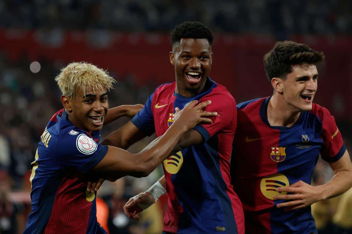 Ansu Fati (w środku)