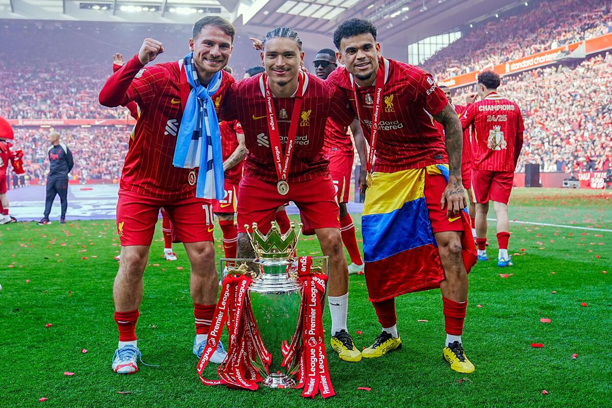 Darwin Nunez (w środku)