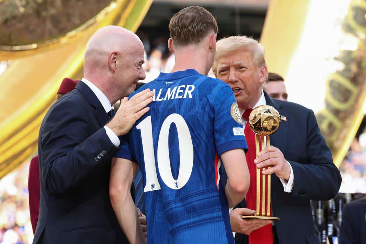 Cole Palmer (w środku)