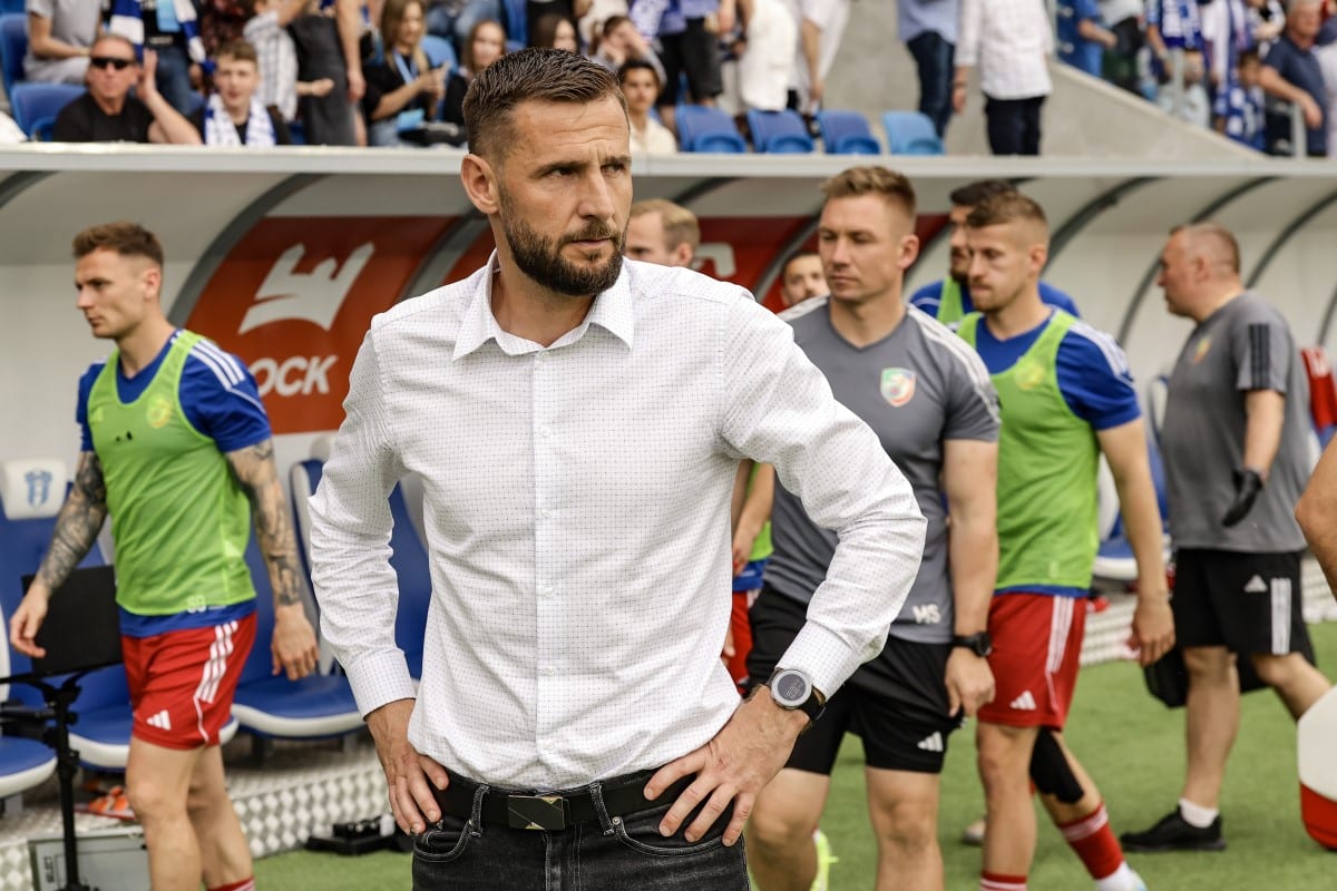 Wojciech Łobodziński oraz piłkarze Miedzi Legnica