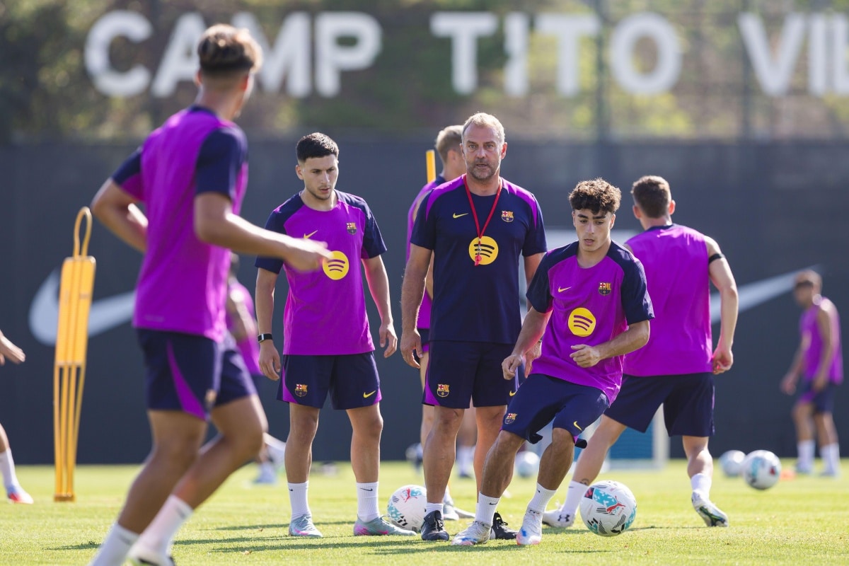 Hansi Flick i piłkarze FC Barcelony