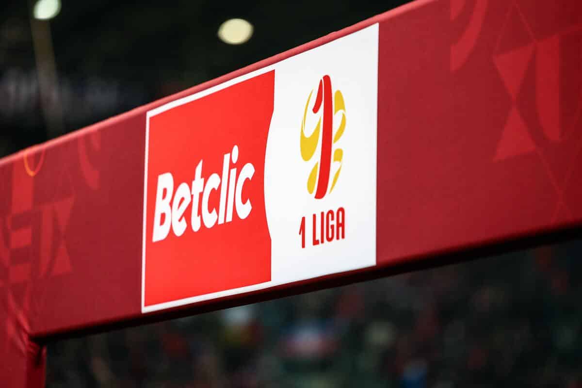 Wisła Kraków zagra w „meczu miesiąca” Betclic 1. Ligi. Specjalna akcja bukmachera