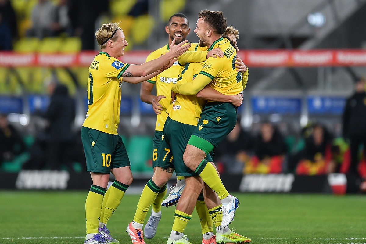 Sebastian Milewski w objęciach kolegów z drużyny po strzelonym golu