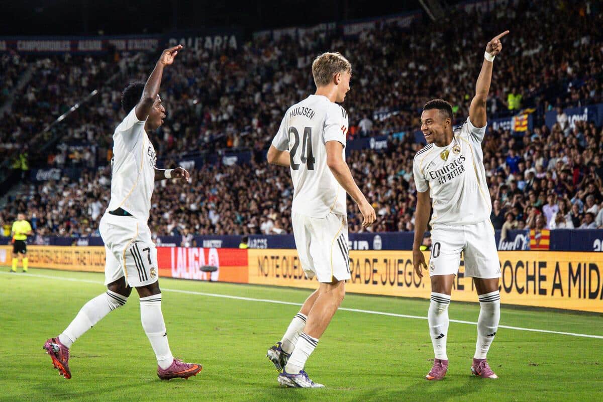 Dean Huijsen (w środku)