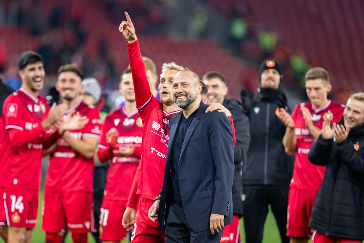 Piłkarze i trener Widzewa Łódź