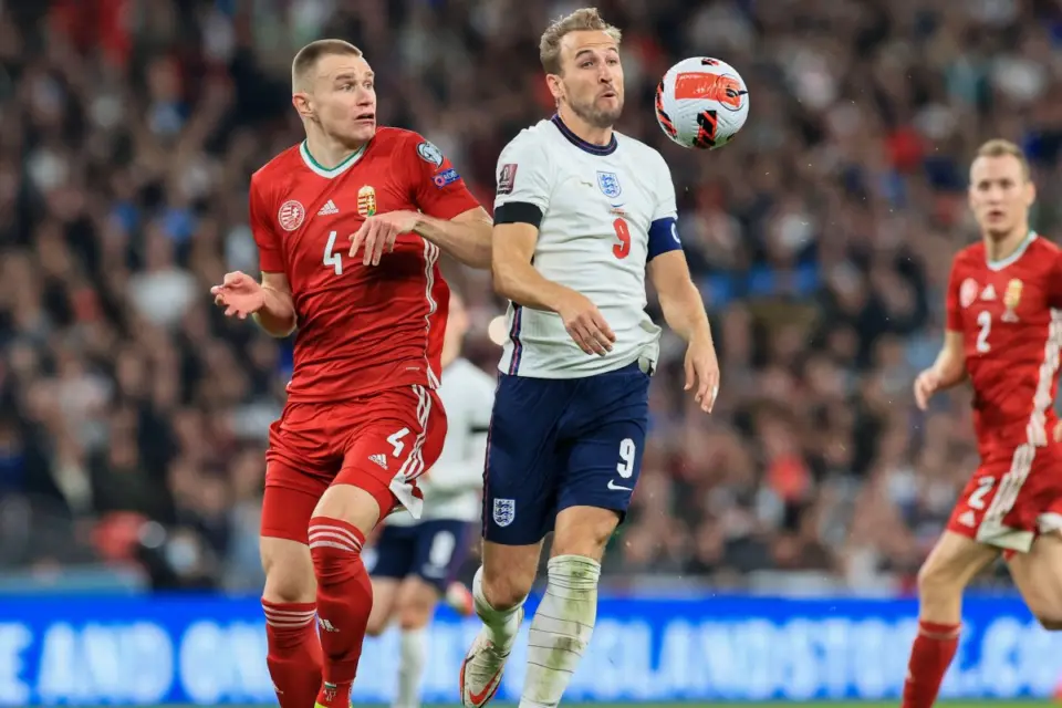 Attila Szalai (z lewej) vs Harry Kane