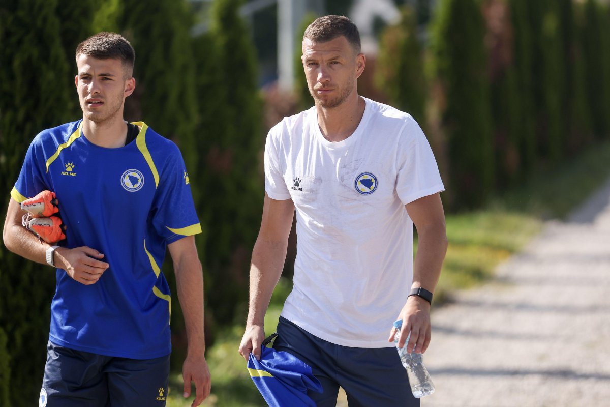 Samed Bazdar (z lewej) i Edin Dżeko