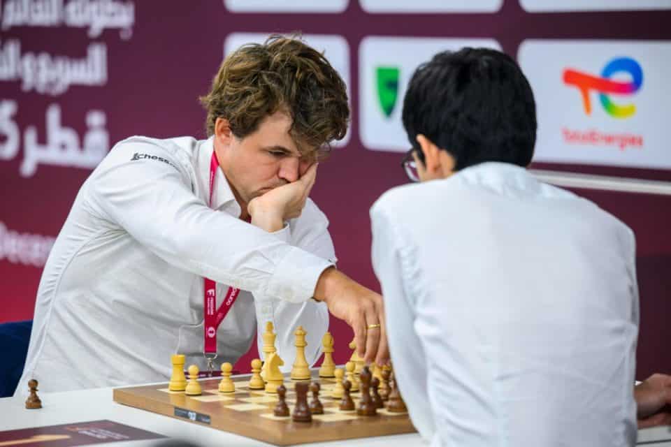 Magnus Carlsen (z lewej)