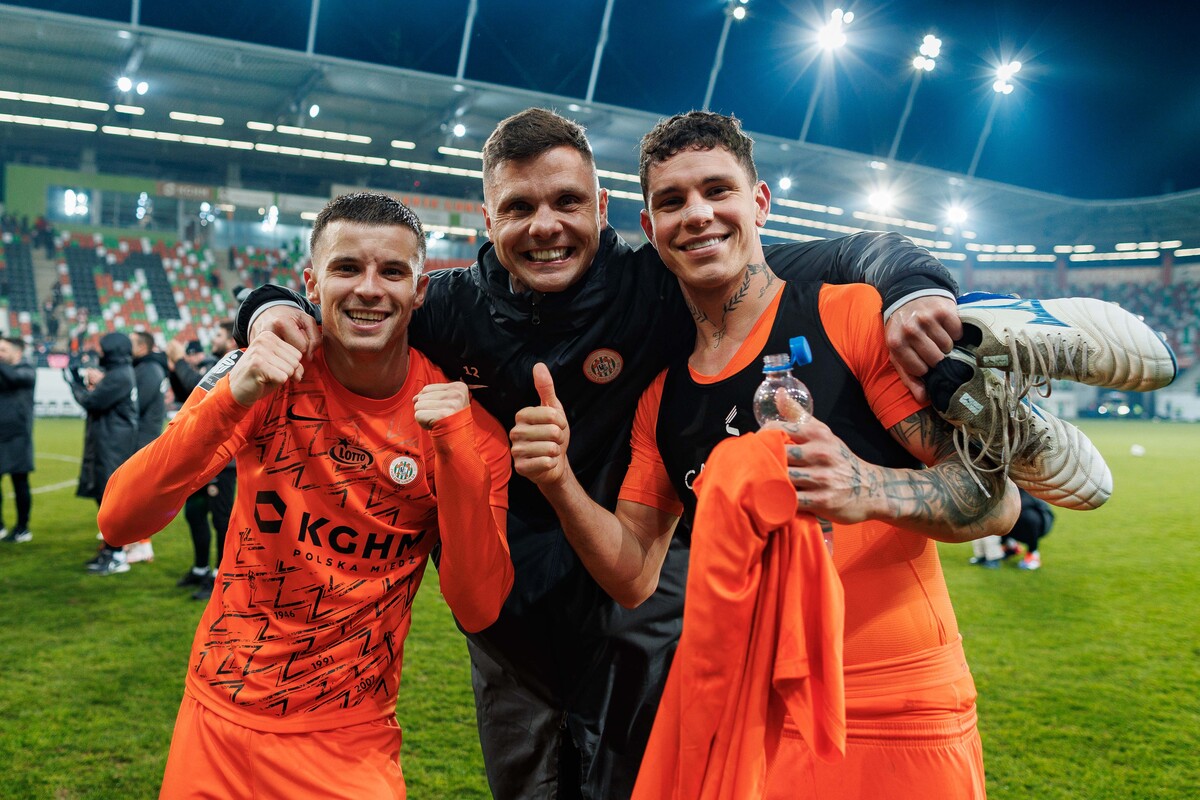 Rafał Gikiewicz (w środku)