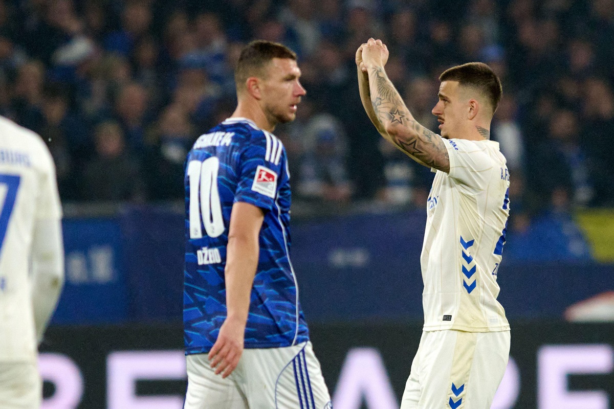 Edin Dżeko i Mateusz Żukowski (FC Schalke 04 - 1. FC Magdeburg)