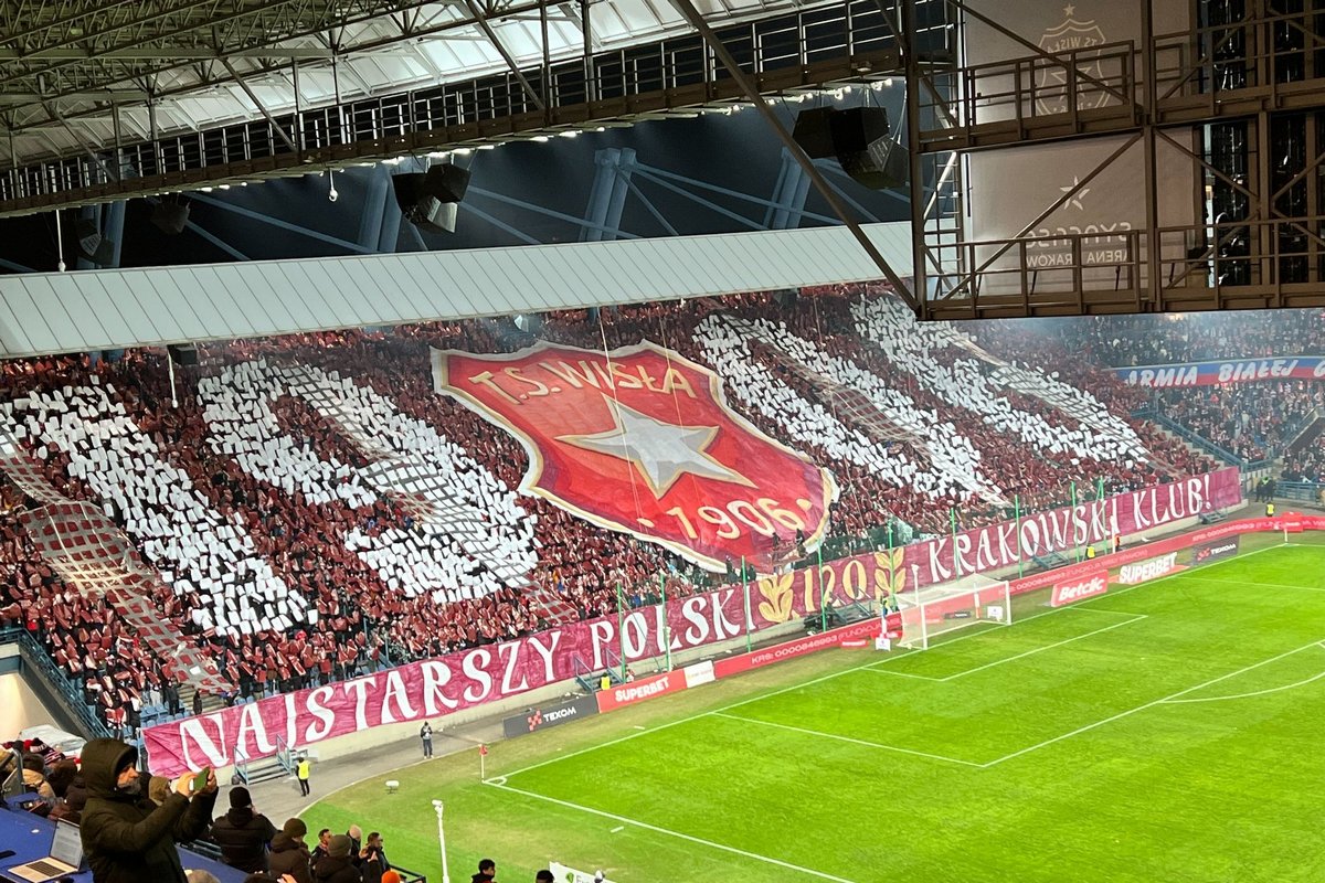 Kibice Wisły Kraków i ich oprawa w trakcie meczu z Wieczystą Kraków
