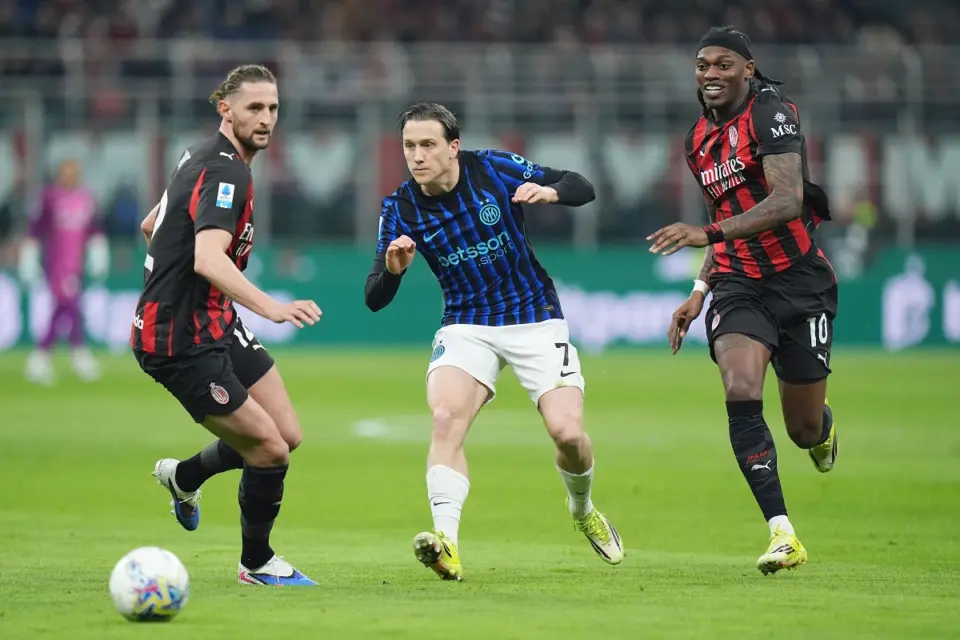 Adrien Rabiot, Piotr Zieliński i Rafael Leao (Milan - Inter)