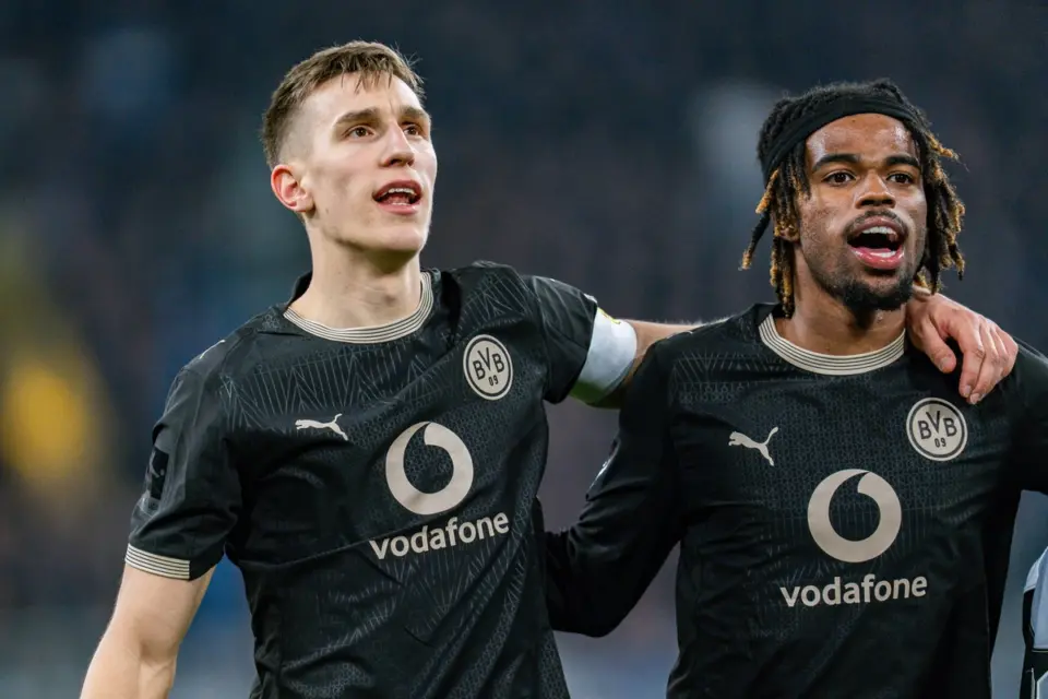 Nico Schlotterbeck i Carney Chukwuemeka (Borussia Dortmund - Hamburger SV)