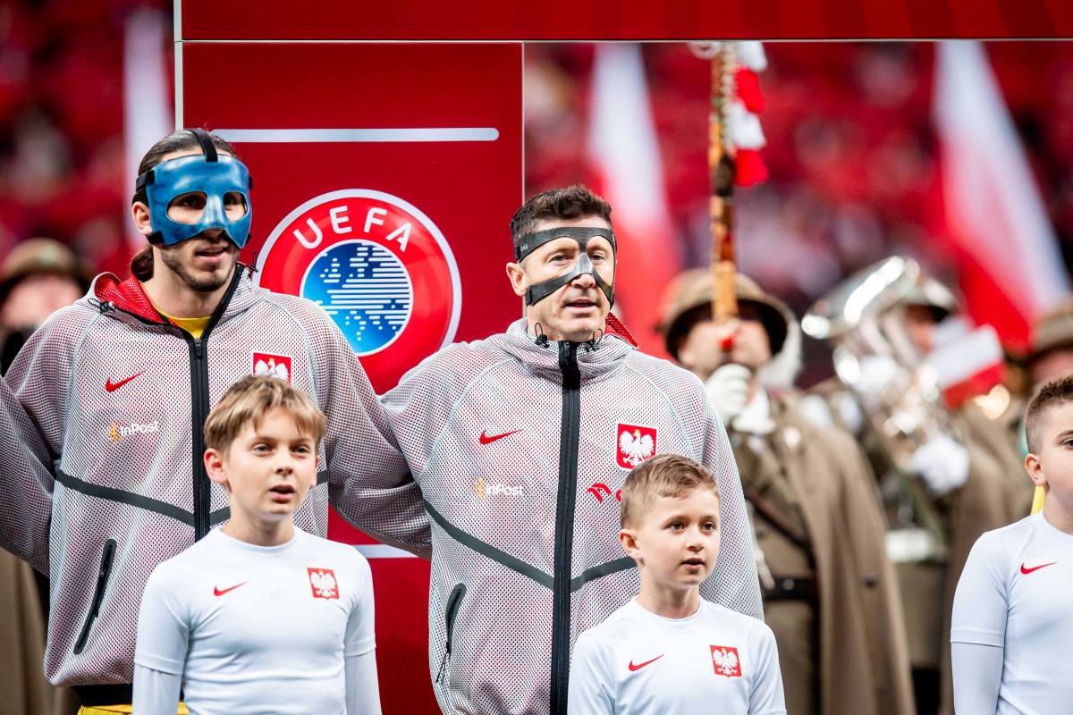 Kamil Grabara i Robert Lewandowski