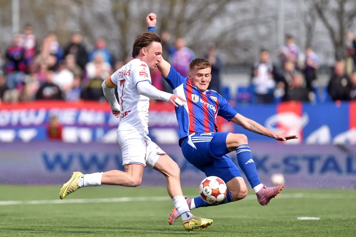 Akcja z meczu Polonia Bytom - Wisła Kraków