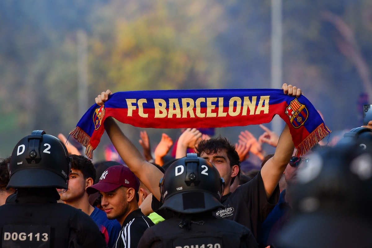 FC Barcelona - kibic przed Camp Nou