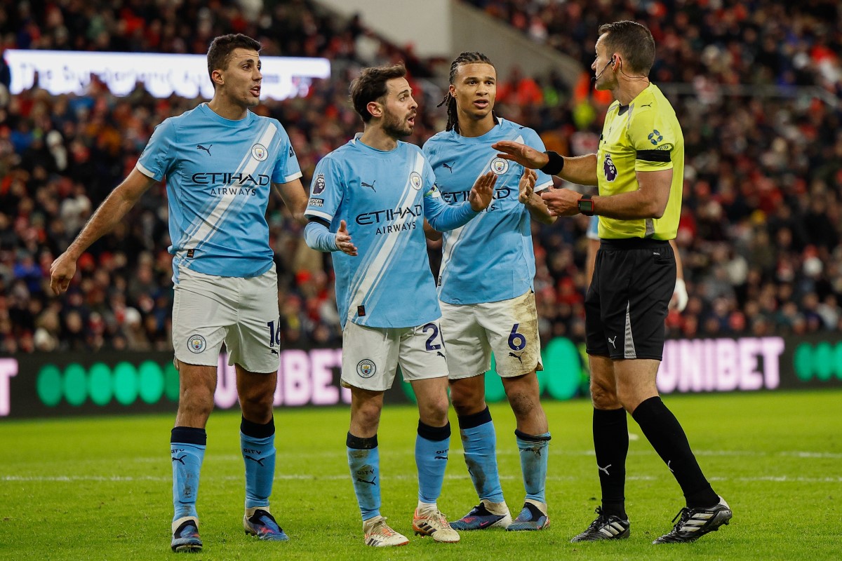 Piłkarze Manchesteru City oraz Jarred Gillett