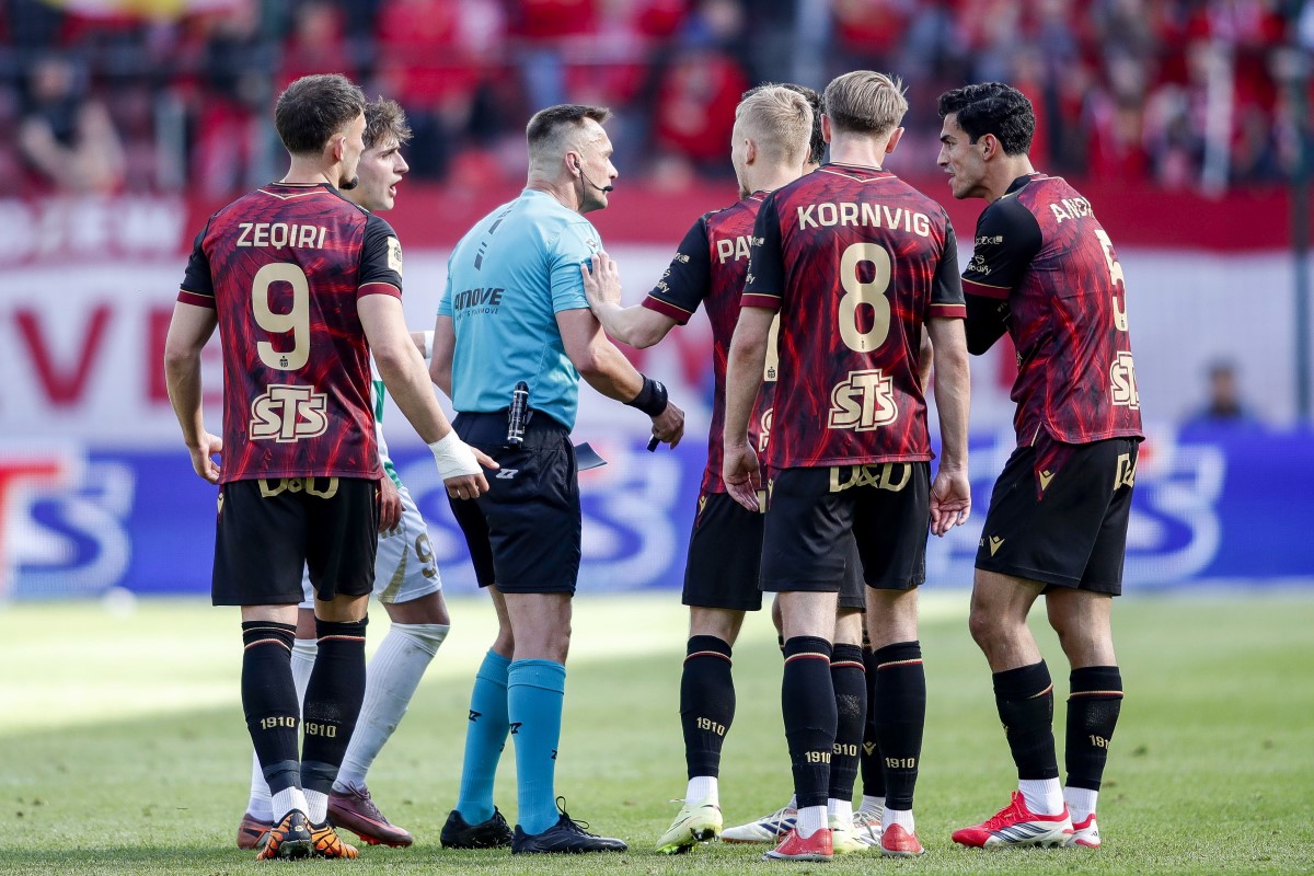 Piłkarze Widzewa Łódź oraz Jarosław Przybył