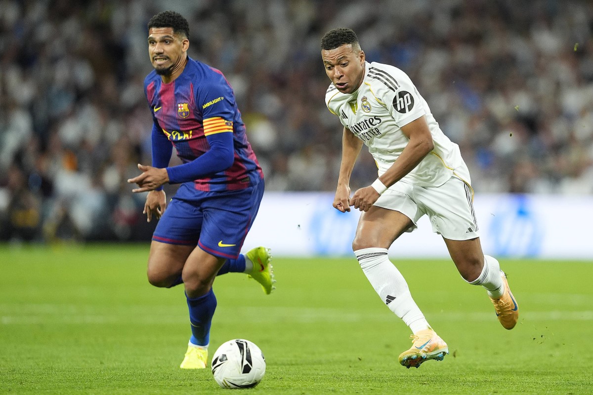 Ronald Araujo oraz Kylian Mbappe