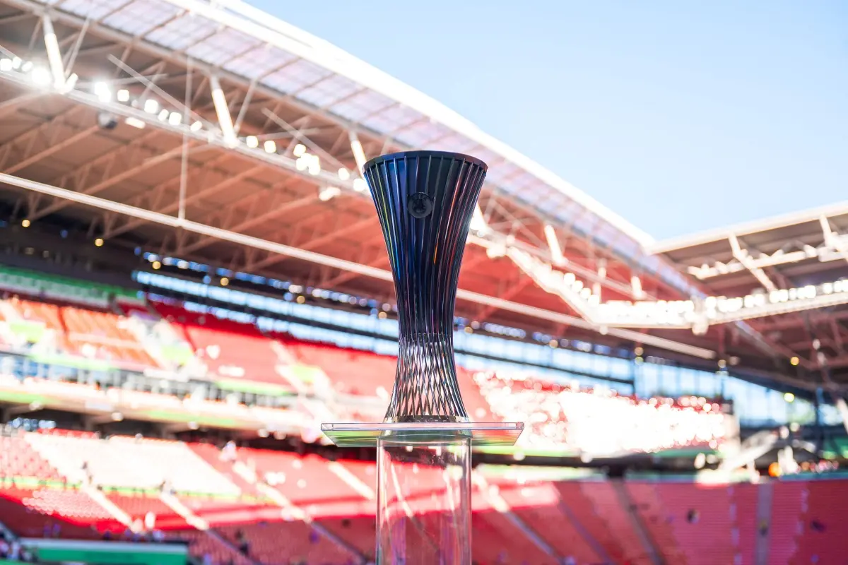 Liga Konferencji trofeum