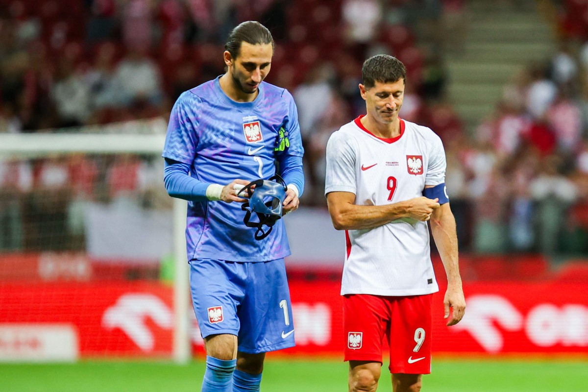 Kamil Grabara oraz Robert Lewandowski