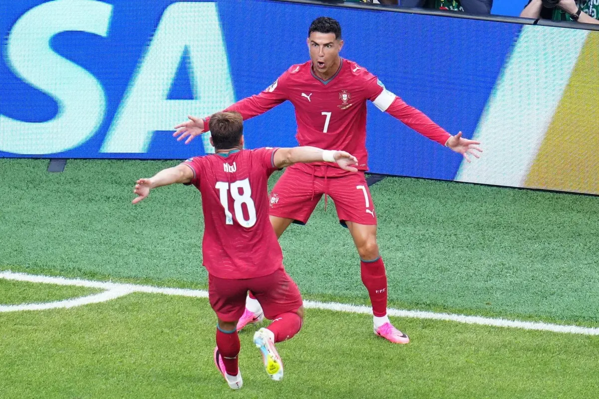 Pedro Neto oraz Cristiano Ronaldo