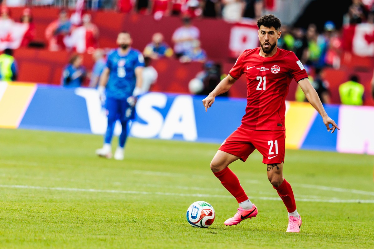 Jonathan Osorio w meczu z Bośnią i Hercegowiną