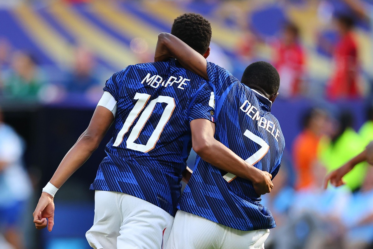 Kylian Mbappe oraz Ousmane Dembele w meczu ze Szwecją